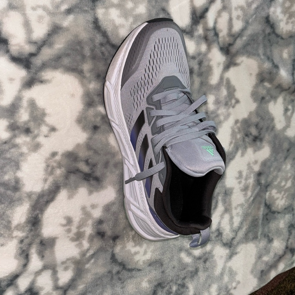 Adidas Bounce size 9- almost new